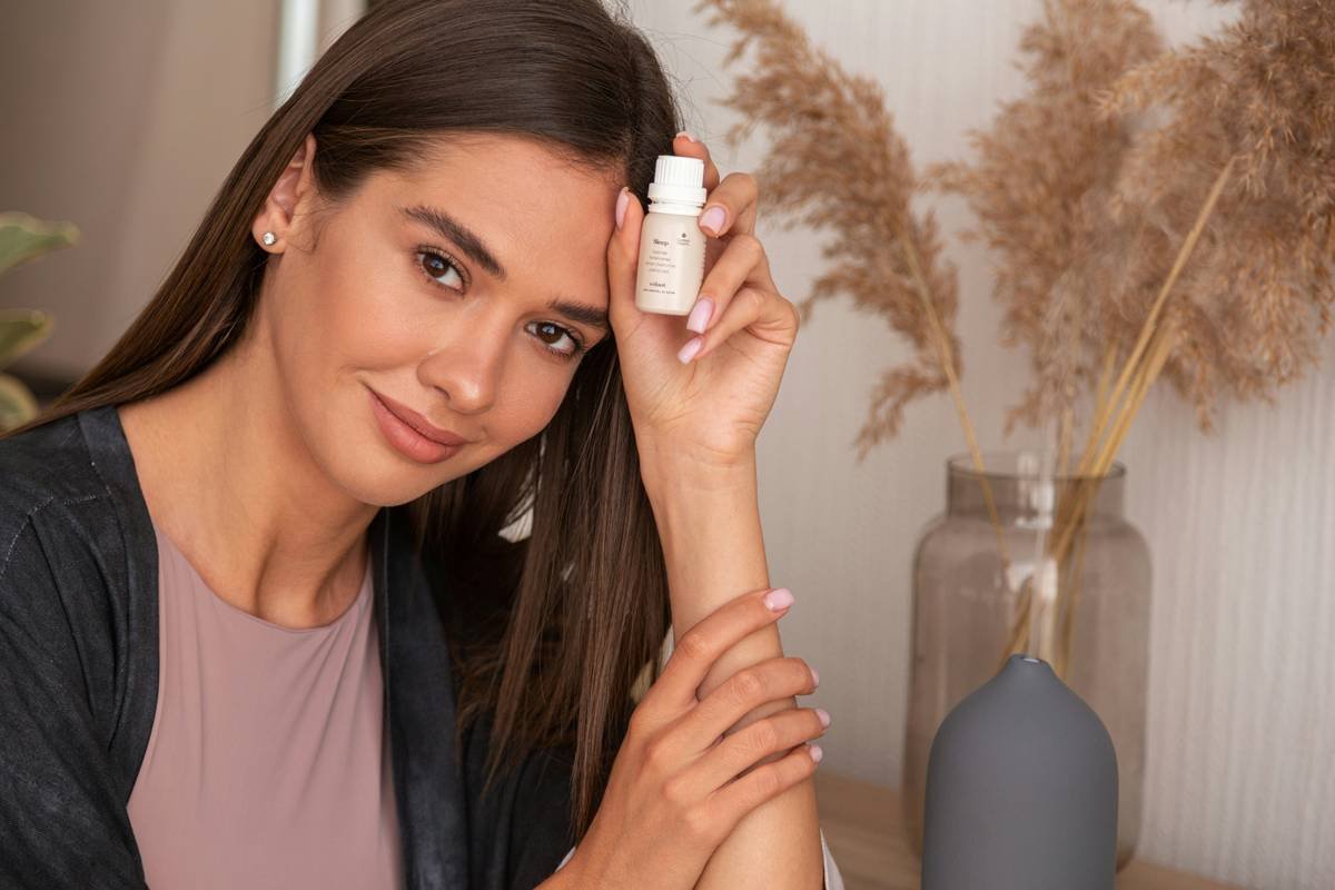Comparison chart of anti-aging facial device technologies: RF, LED, and microcurrent showing mechanisms, benefits, and ideal use cases