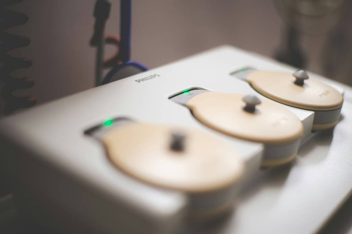 Comparison chart of anti aging facial device technologies: radiofrequency, LED light therapy, microcurrent, and ultrasound showing mechanism, depth of penetration, and clinical evidence level