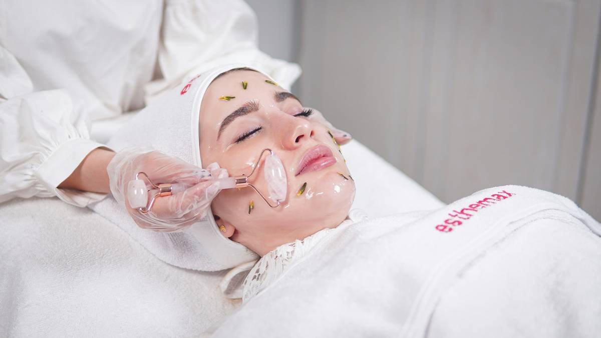 Diagram showing how red (633nm) and infrared (830nm) light penetrate skin layers to stimulate collagen and elastin production