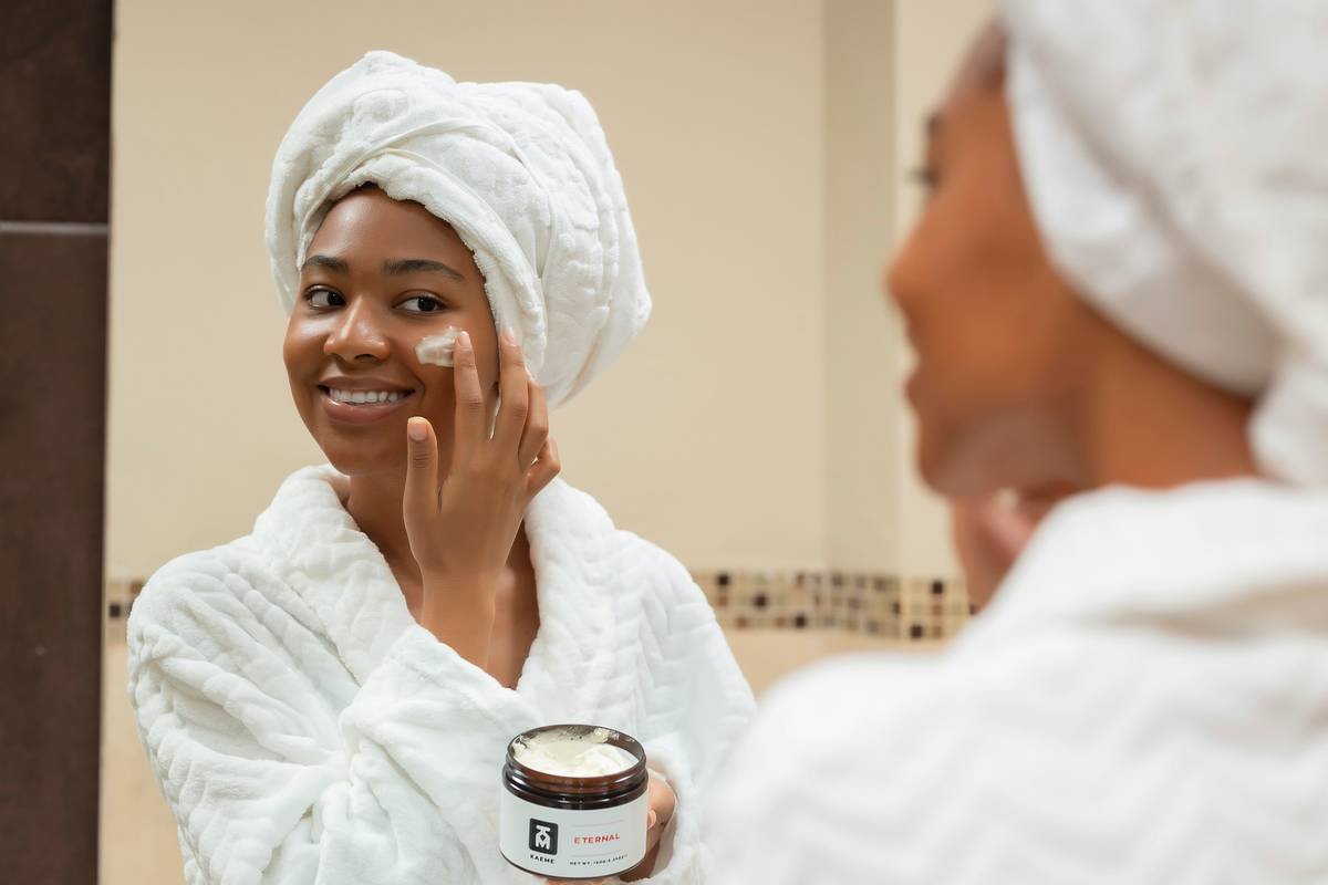 Infographic showing common mistakes when using anti-aging facial devices: 68% use wrong serums, 52% overuse, 41% skip cleaning