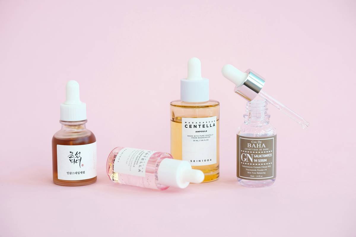 Infographic showing how YA-MAN's RF, EMS, LED, and iontophoresis work together to boost collagen, firm muscles, brighten skin, and enhance serum absorption