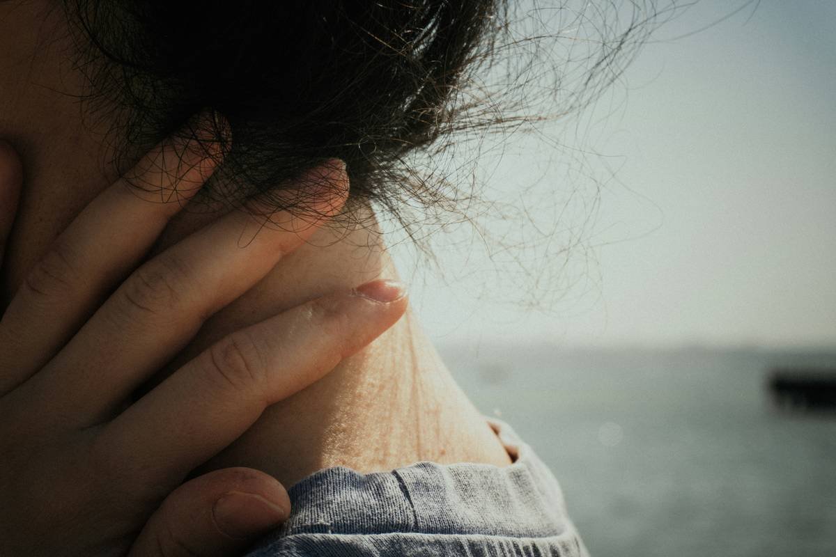 Is Your Neck Spilling the Beans on Your Age? Here’s How a Wrinkle Reducing Neck Therapy Device Can Help