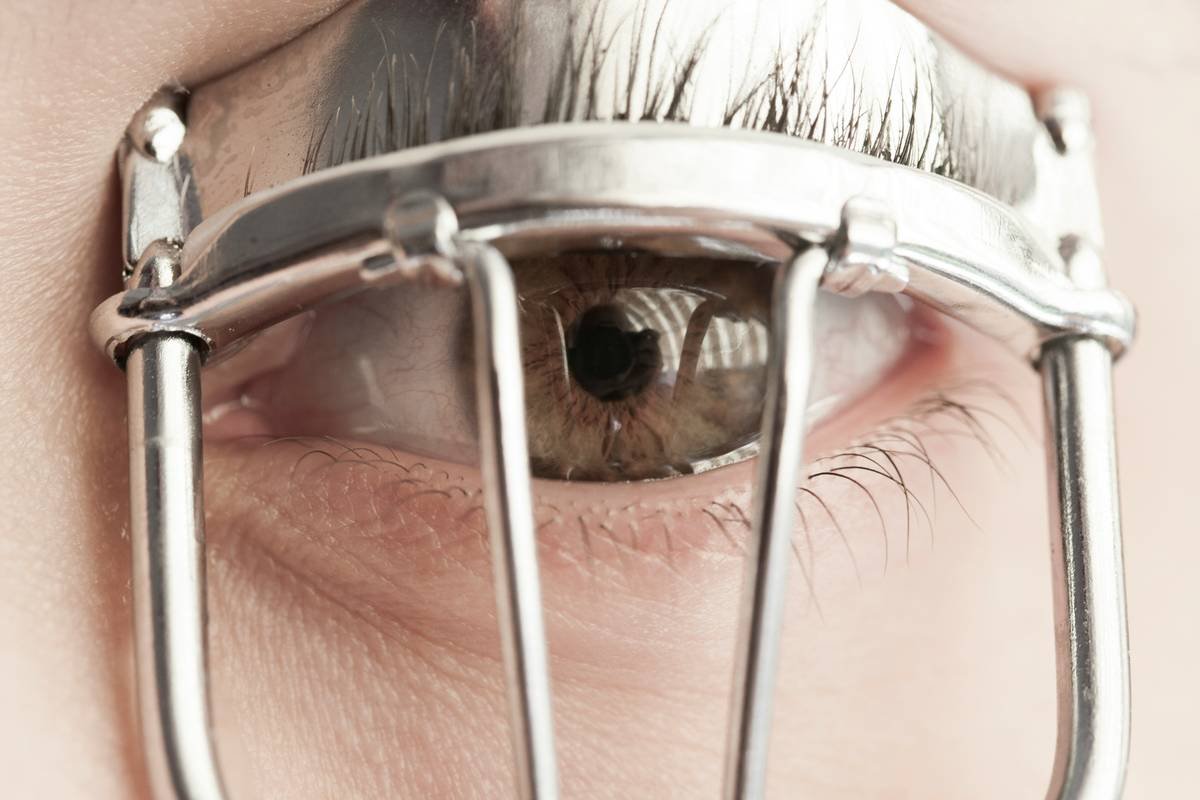 Infographic showing thin epidermis, lack of oil glands, and high muscle movement around eye area compared to cheek skin